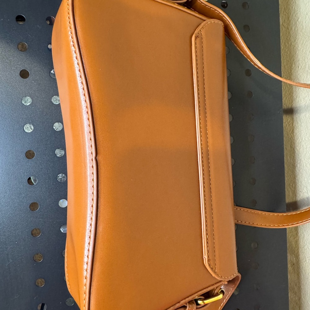 Elegant Tan Leather Shoulder Bag - Picture 6 of 6